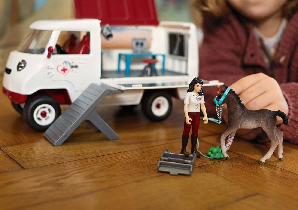 Schleich Mobile Tierärztin mit Hannoveraner Fohlen Begrenzte Freigabe