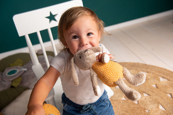 Sterntaler Mini-Spieltier Hase Happy mit Rassel, Rost Muttertagsangebot