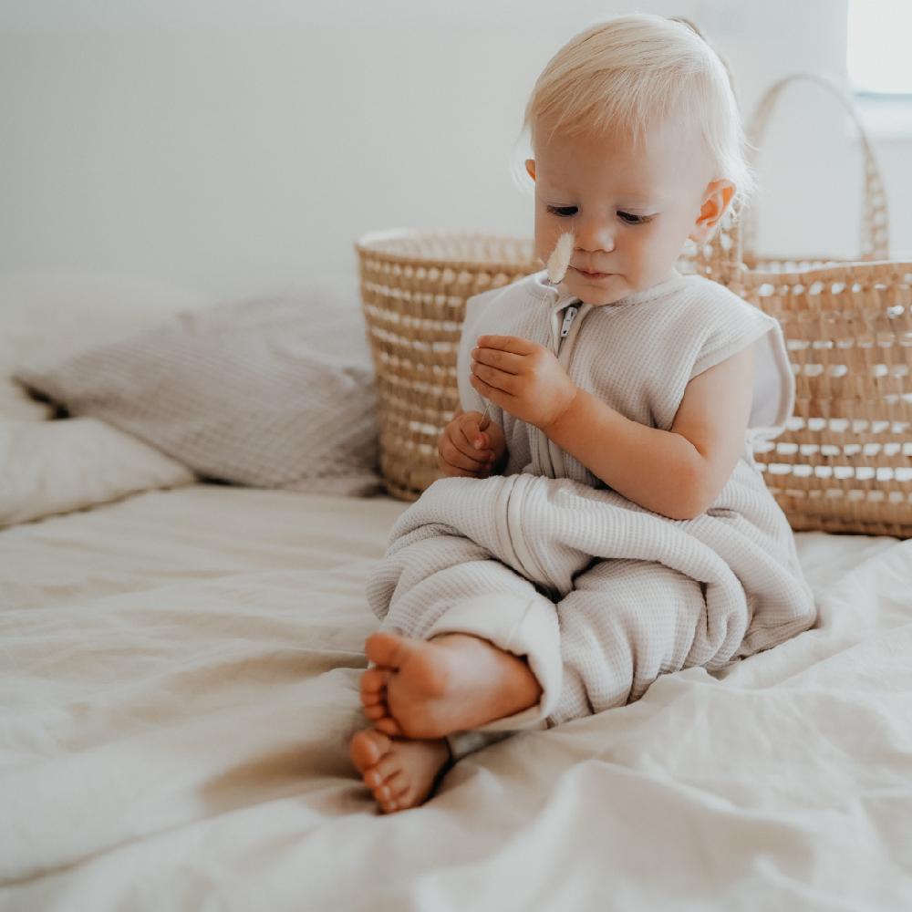 babymarkt emma & noah Schlafsack mit Umschlag-Füßen Essential Beige Saisonschlussverkauf