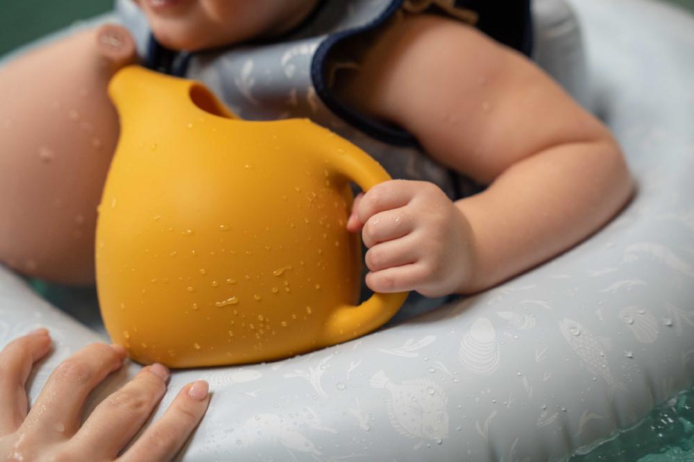 babymarkt Silikon Gießkanne Honey Gold Flash Sale