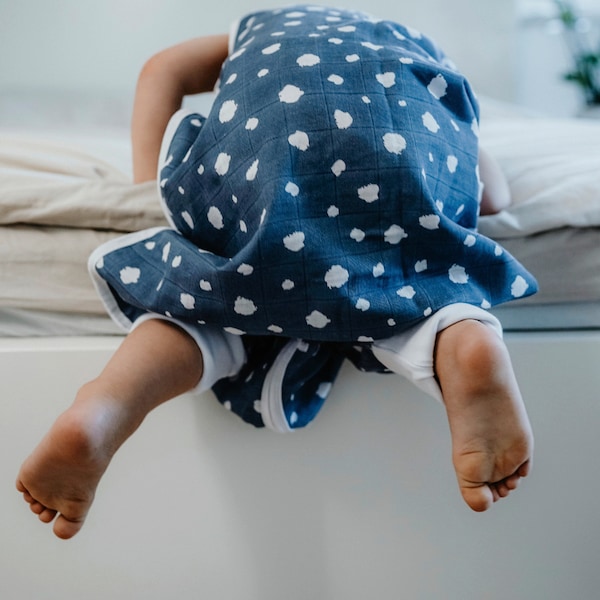 babywalz emma & noahSommer-Sleepoverall Musselin 0.5 TOG Punkte blau Kostenloser Versand