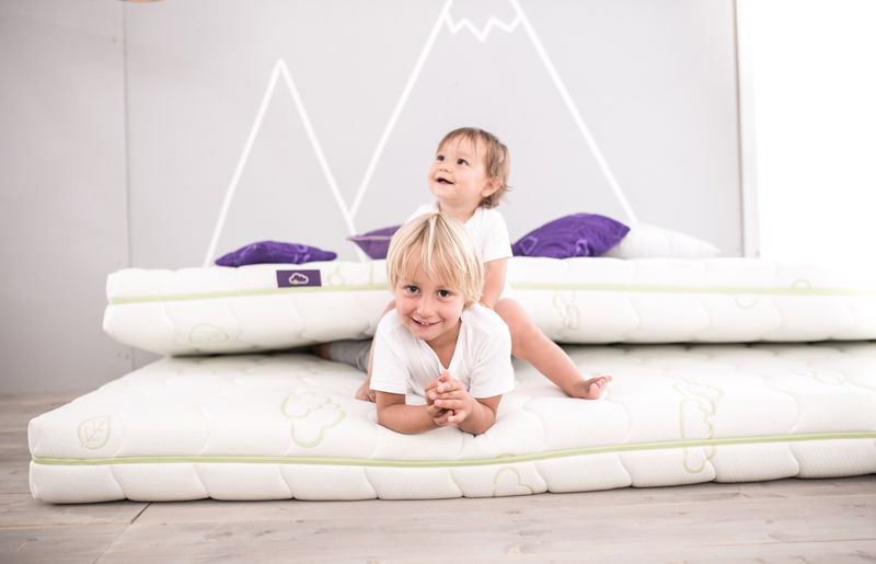 babyonlineshop Träumeland Universum Matratze 140 x 200 cm JETZT KAUFEN