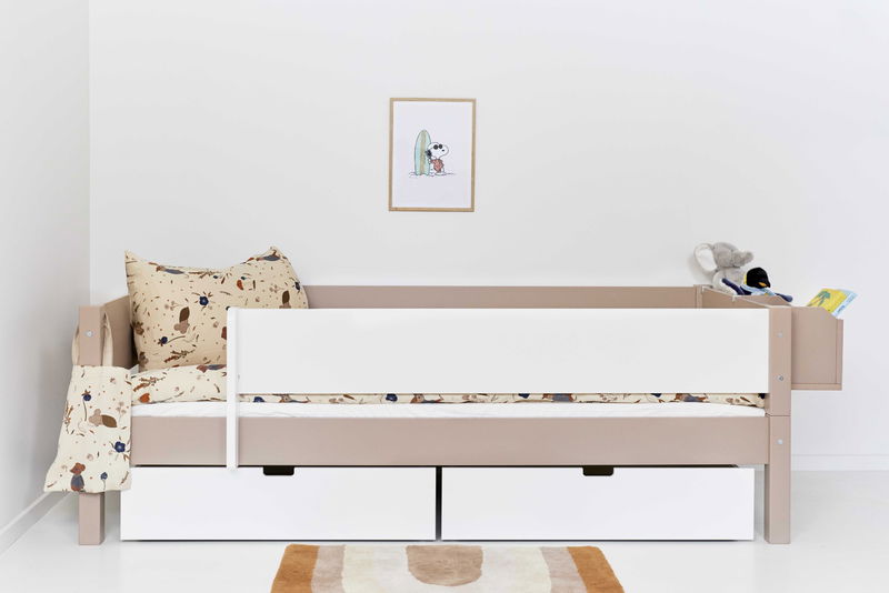babyonlineshop Manis-h Einzelbett MIMER 90x200 cm Pfosten Buche Absturzsicherung & Schubkästen - 22 Farben wählbar Top Angebot