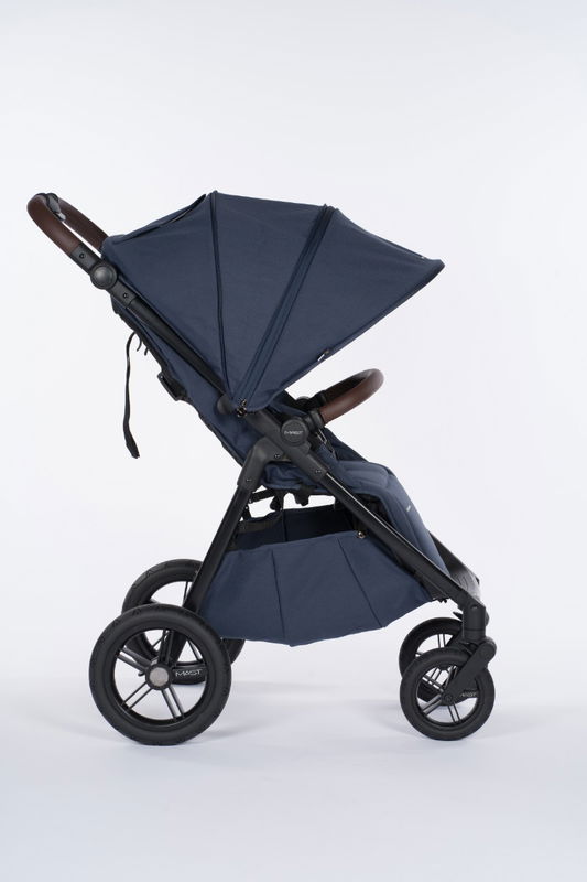 babyonlineshop Mast Swiss M.4x Mini Sportwagen BLUEBERRY mit High Performance Wheels
